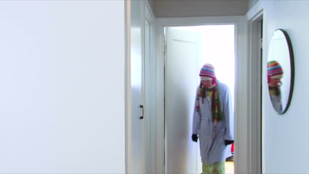 Hombre y mujer pareja en el pasillo de la casa salir de las habitaciones — Vídeos de Stock