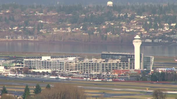 Flughafen und Flugzeug starten — Stockvideo