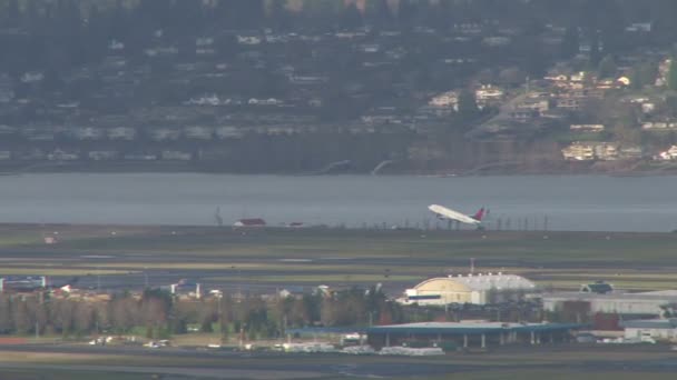 Aeroporto e decolagem de avião — Vídeo de Stock