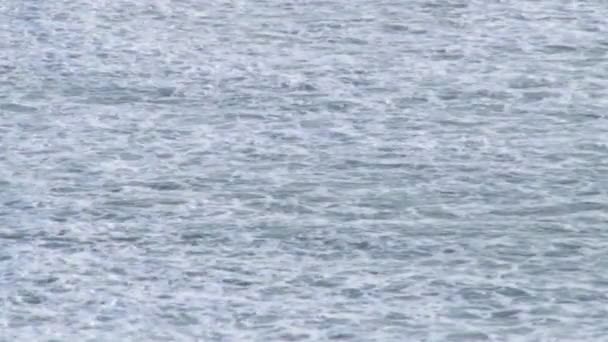 Alto ángulo de tiro de olas oceánicas rodando en conjuntos — Vídeos de Stock