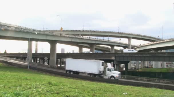 Viaduct verkeer — Stockvideo