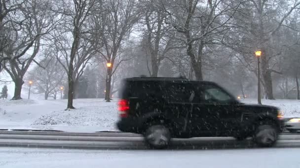 Carros vão em estradas nevadas — Vídeo de Stock