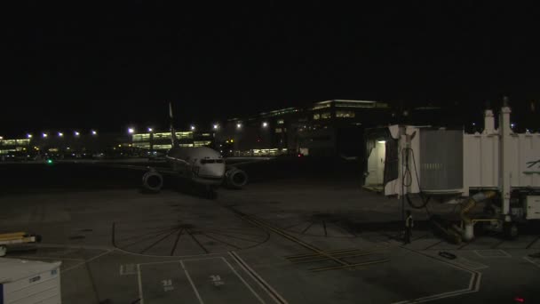 Літак приземлився в аеропорту вночі — стокове відео