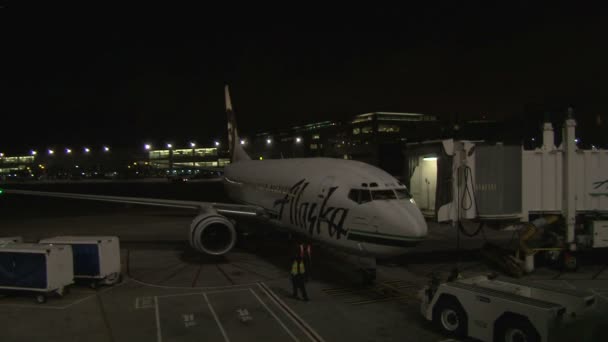 Planet landar på flygplatsen på natten — Stockvideo