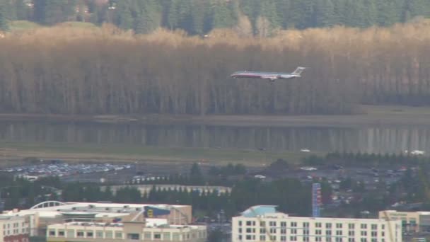 Vliegtuig landt op de luchthaven — Stockvideo