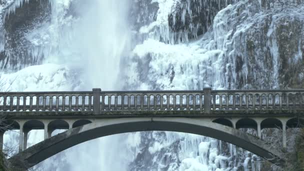 Multnomah falls s mostem v Oregonu v zimě
