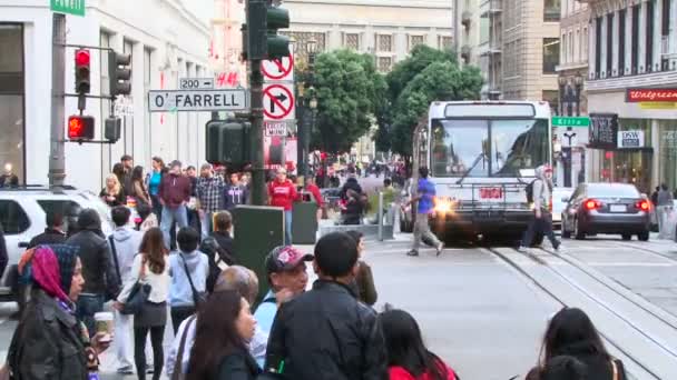 Calle con y el tráfico en la ciudad — Vídeo de stock