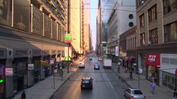 Rua com e tráfego na cidade — Vídeo de Stock