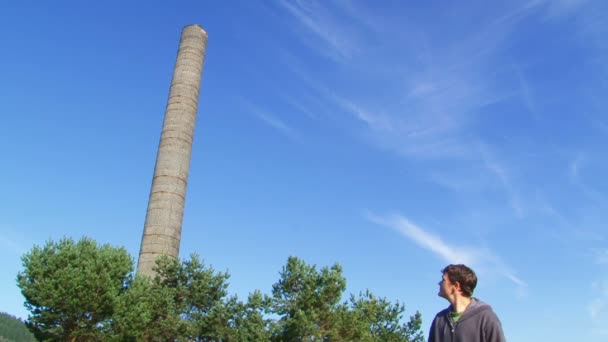 Caminando por la calle cerca de la chimenea — Vídeos de Stock