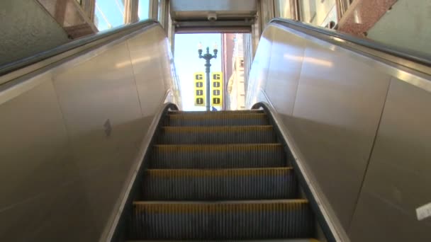 CHICAGO - CIRCA MARÇO 2012: Centro da cidade subindo escada rolante para as ruas da cidade de metrô durante o dia . — Vídeo de Stock