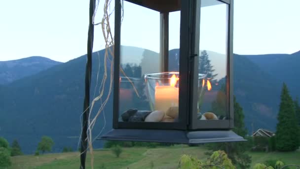 Свічка висить і палає в горах — стокове відео