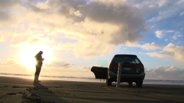 一辆车在海洋的幸福女人 — 图库视频影像