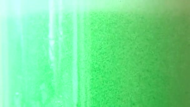 Remplissez le verre d'eau verte 