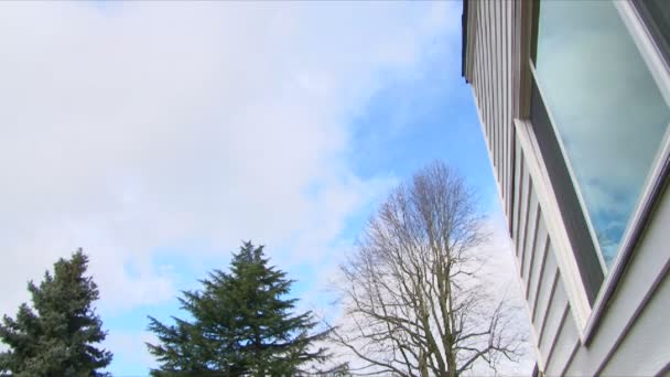 Ventanas de la casa sobre un fondo de nubes — Vídeos de Stock