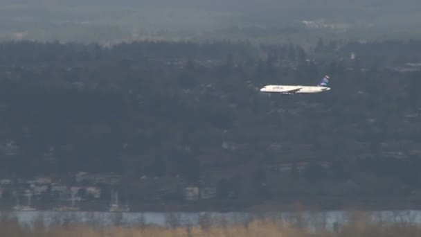 Aircraft flies over the city — Stock Video