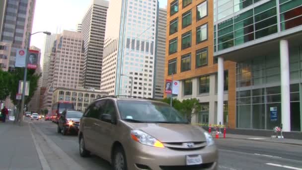 Straße mit und Verkehr in der Stadt — Stockvideo