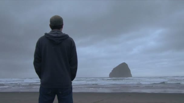 O homem olha para o oceano — Vídeo de Stock