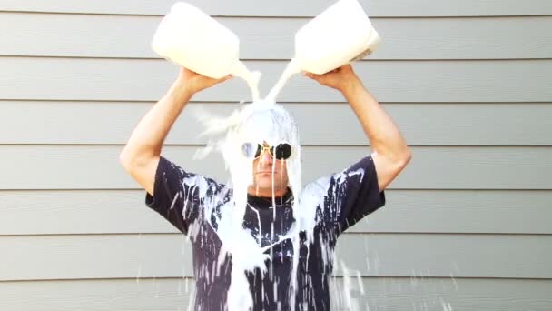 Quelqu'un a du lait ? Clip humoristique de l'homme versant deux litres de lait sur sa tête . — Video