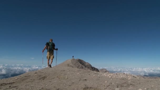 Are traveling in the mountains — Stock Video