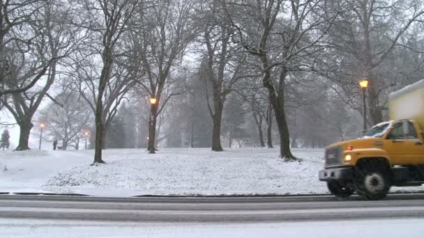 Los coches van por caminos nevados — Vídeos de Stock