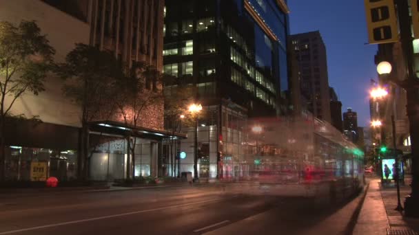 CHICAGO - CIRCA 2011: lapso de tempo do centro da cidade com ônibus e carros que atravessam a cidade . — Vídeo de Stock