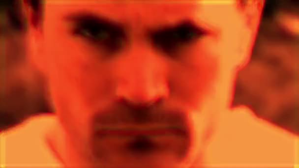 Egy ember, egy dühös arc — Stock videók