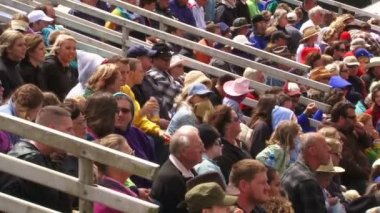 açık spor olayı izleyen kalabalık.