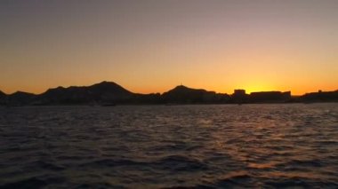 mükemmel günbatımı üzerinde cabo san lucas, Meksika ve okyanus su cruise ship den.