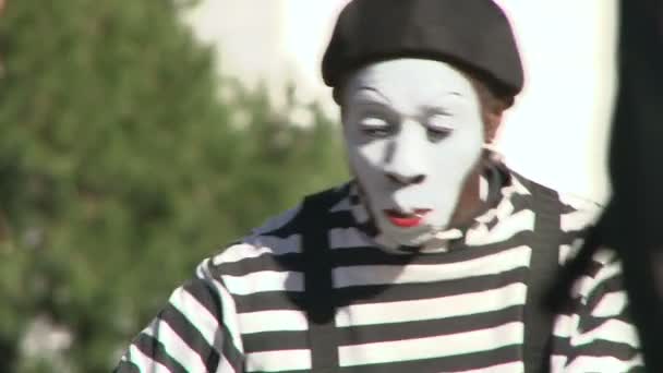 Street mime smiling and performing for tourists in Las Vegas, Nevada. — Stock Video