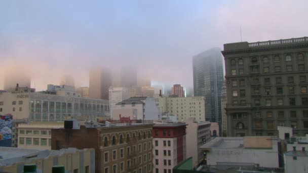 SAN FRANCISCO - CIRCA NOVEMBER 2011: lapso de tempo na Califórnia com neblina oceânica rolando sobre edifícios do centro da cidade . — Vídeo de Stock