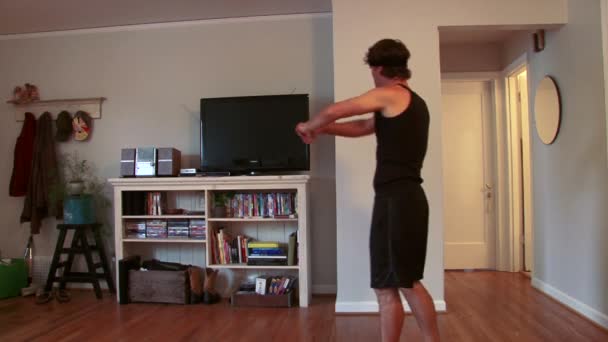Забавный клип человека, делающего вверх ногами отжимания в доме . — стоковое видео