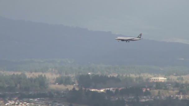 Flugzeuge überfliegen die Stadt — Stockvideo