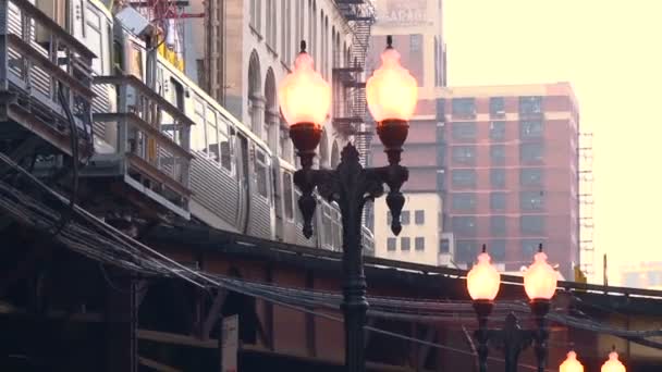 Balades en métro au milieu des gratte-ciel — Video