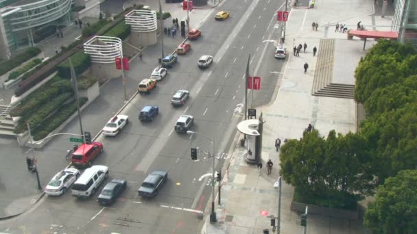 San francisco - circa januari 2012: verkeer downtown san francisco, Californië gedurende wereldhandelsverdrag. — Stockvideo