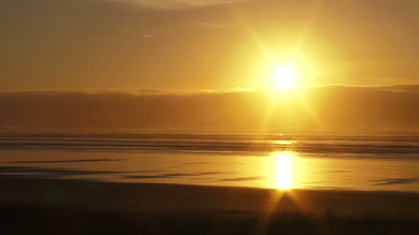 Puesta de sol sobre el océano — Vídeo de stock