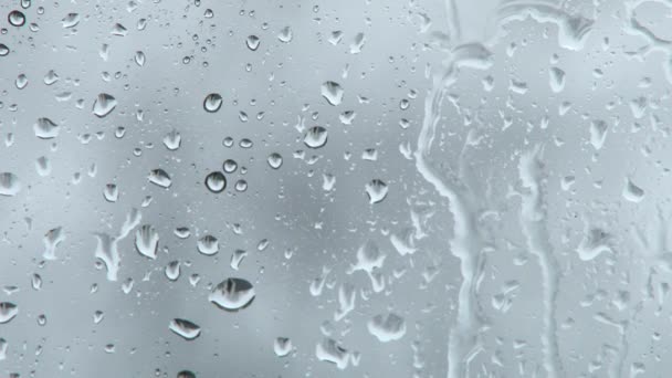 Pluie tombant sur le verre pendant la tempête de pluie .
