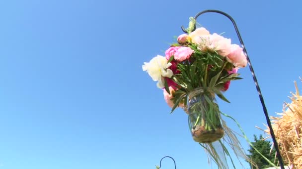 Букеты цветов на свадебной церемонии — стоковое видео