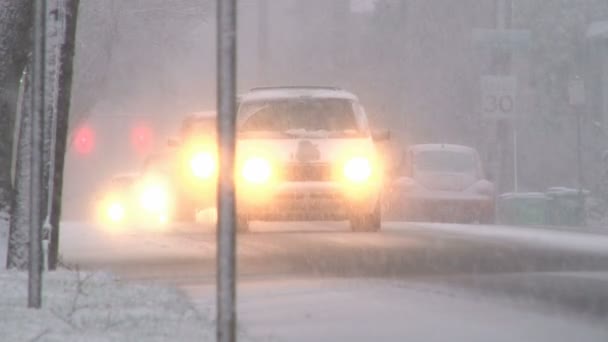 Blizzard voorwaarden met voertuigen die rijden op sneeuw gevuld wegen in portland, oregon. — Stockvideo