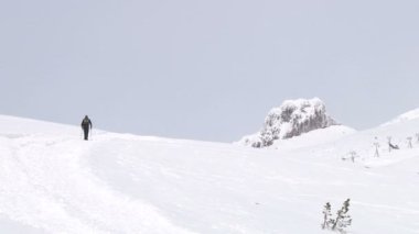 Kışın dağlarda dağcı