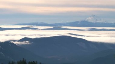 bulutlar karlı dağlarda