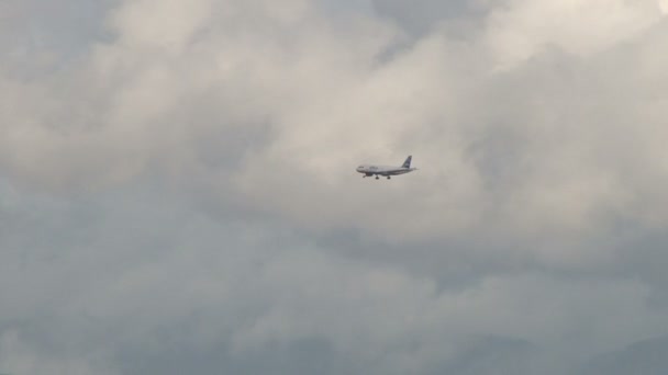 在天空中飞行的飞机 — 图库视频影像