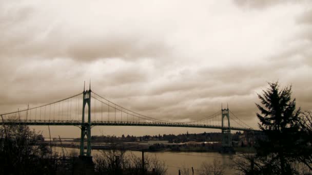 Traffico che attraversa il St. John's Bridge a Portland in Oregon, in tempo reale . — Video Stock