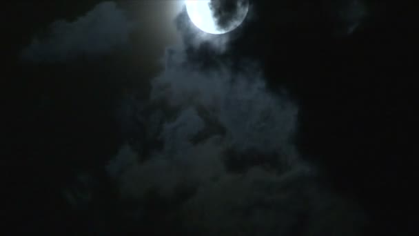 Pleine lune lumineuse par une nuit nuageuse .