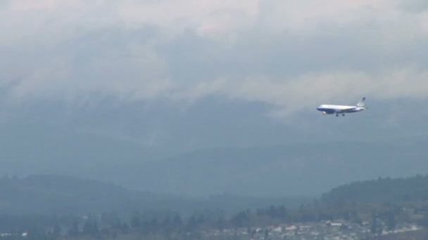 Aviones sobrevuelan la ciudad — Vídeos de Stock