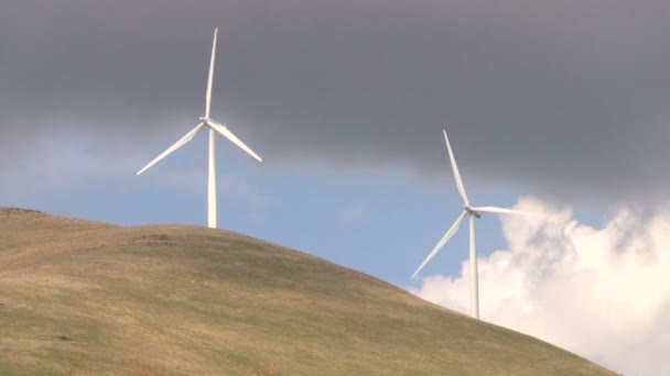 Vindkraftverk i berg — Stockvideo