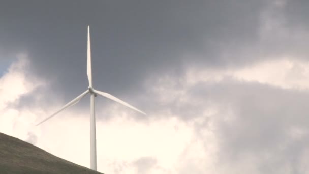 Větrné turbíny v horských — Stock video
