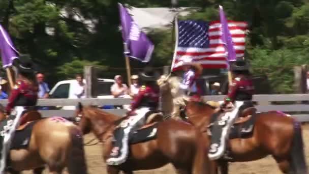 A man on a horse at a rodeo with American flag — Stock Video