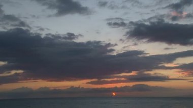 Güneş okyanusun üzerinden doğuyor.