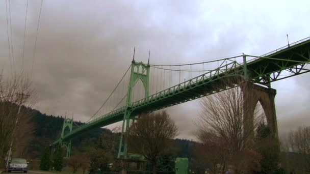 Céu cinzento acima da ponte — Vídeo de Stock