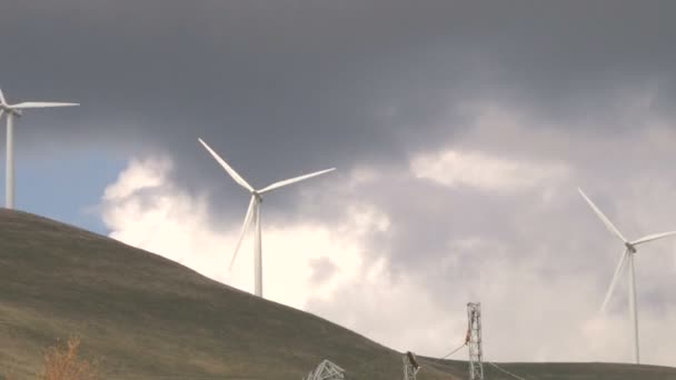 Ветряные турбины в горах — стоковое видео